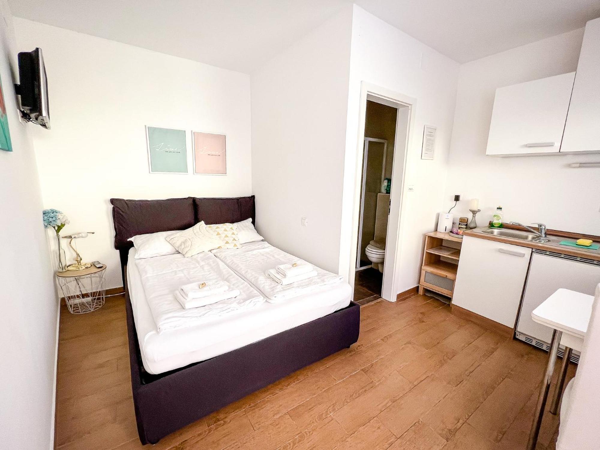 Anita'S Studio Apartments Ljubljana Exterior photo
